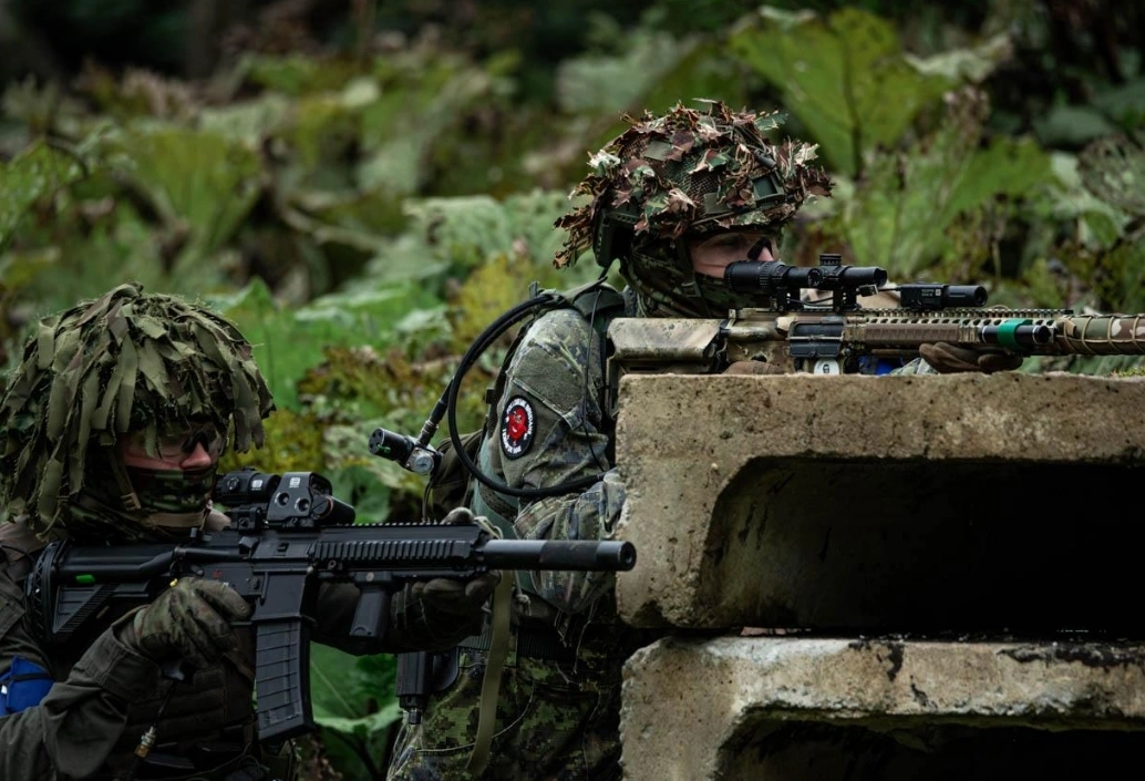 Sünnipäev airsoftis — grupp mängijaid välitingimustes