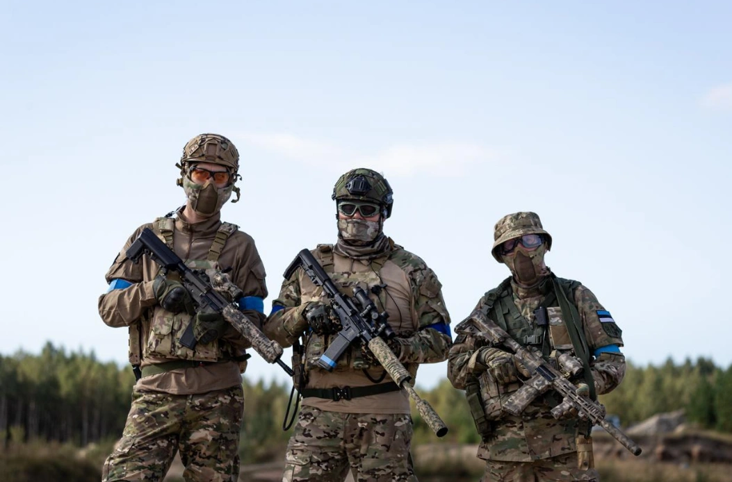 Firmaüritus airsoftis — meeskond taktika arutamas